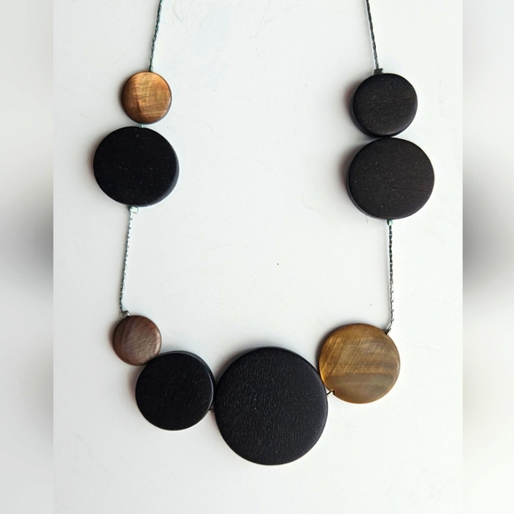 Handcrafted necklace with wood beads - Picture 3 of 4